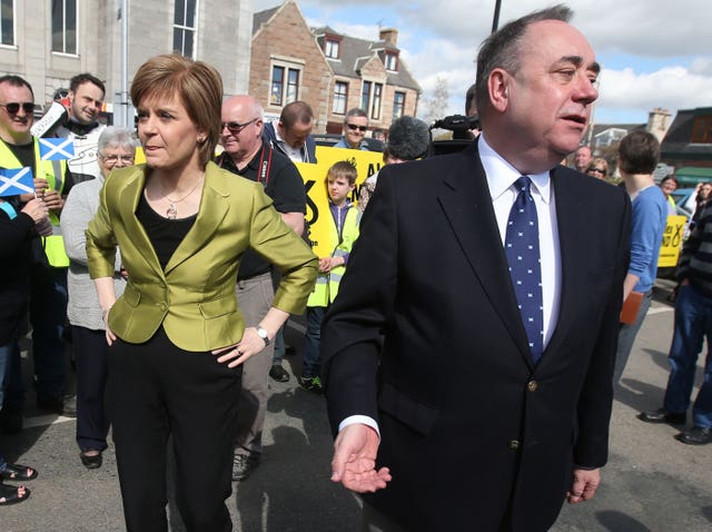Nicola Sturgeon，Alex Salmond穿着西装和领带站在一个人旁边：Nicola Sturgeon将为Alex Salmond询问（PA）提供证据