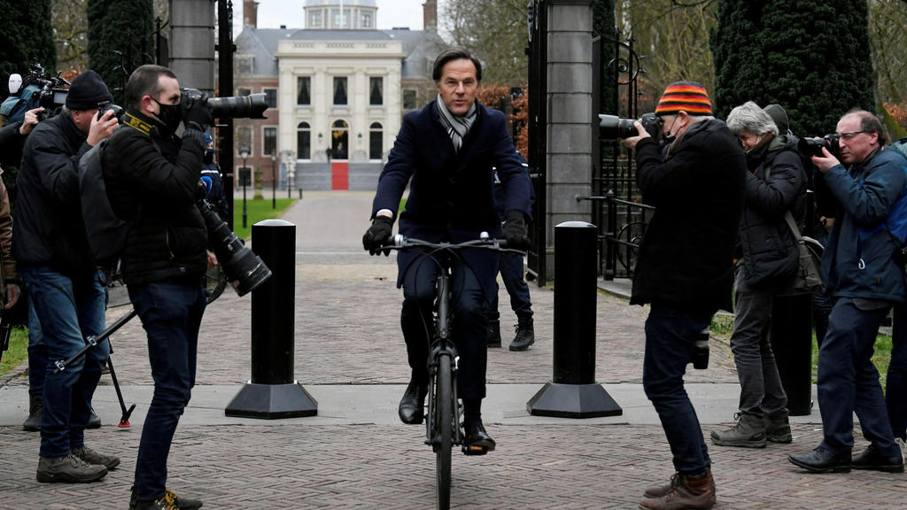 马克·鲁特（Mark Rutte）等。 走在街上