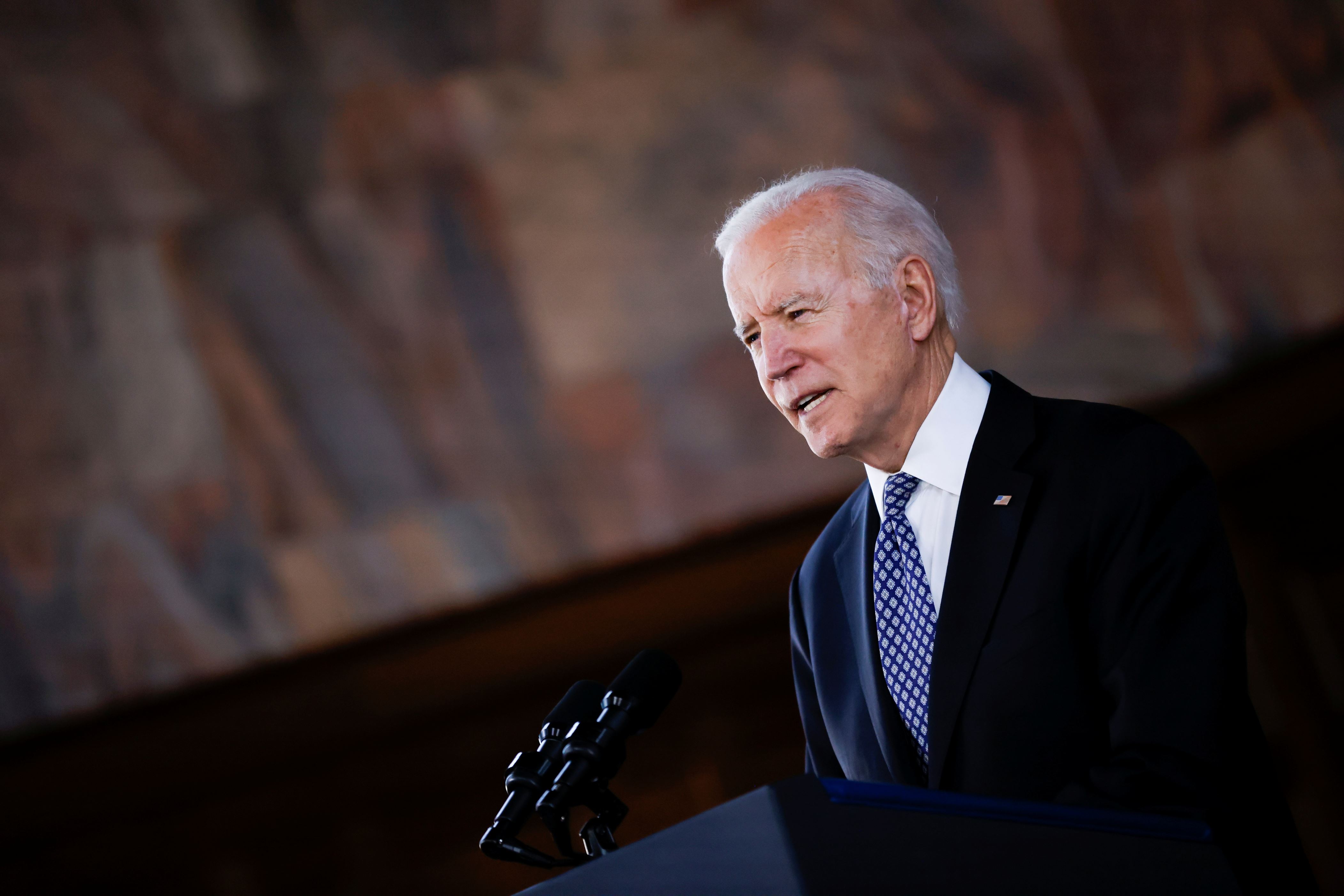 乔·拜登（Joe Biden）穿西装打领带：美国总统拜登在佐治亚州亚特兰大的埃默里大学会见亚裔领导人