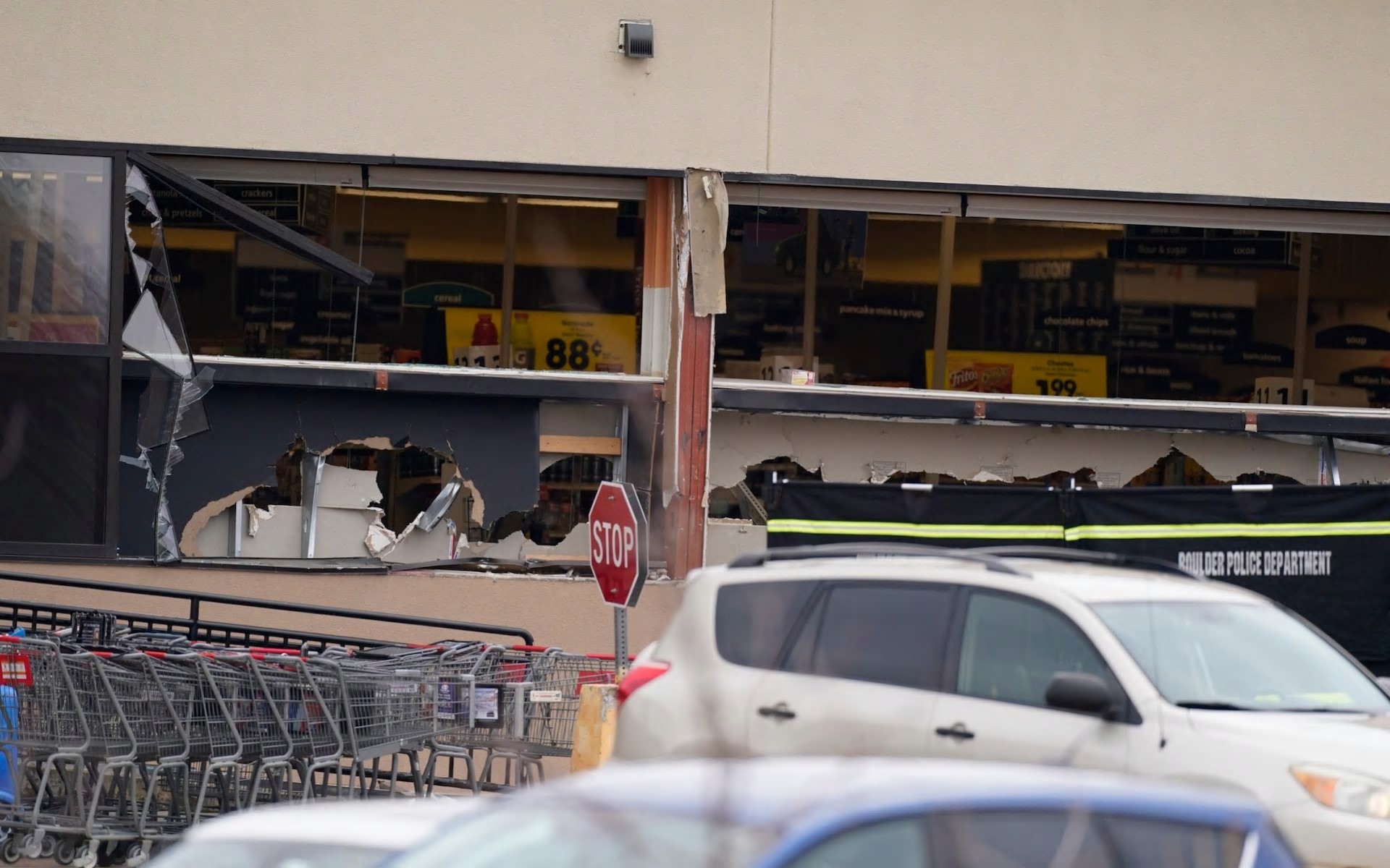 停在建筑物侧面的汽车：商店外面的窗户损坏-AP
