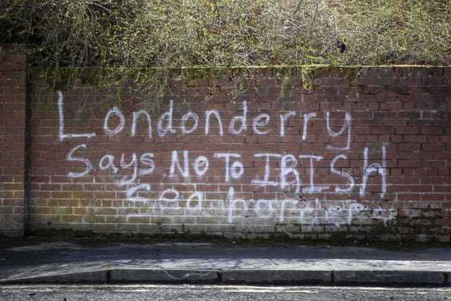 砖墙前的标志：德里市水边的墙上的涂鸦（Liam McBurney / PA）