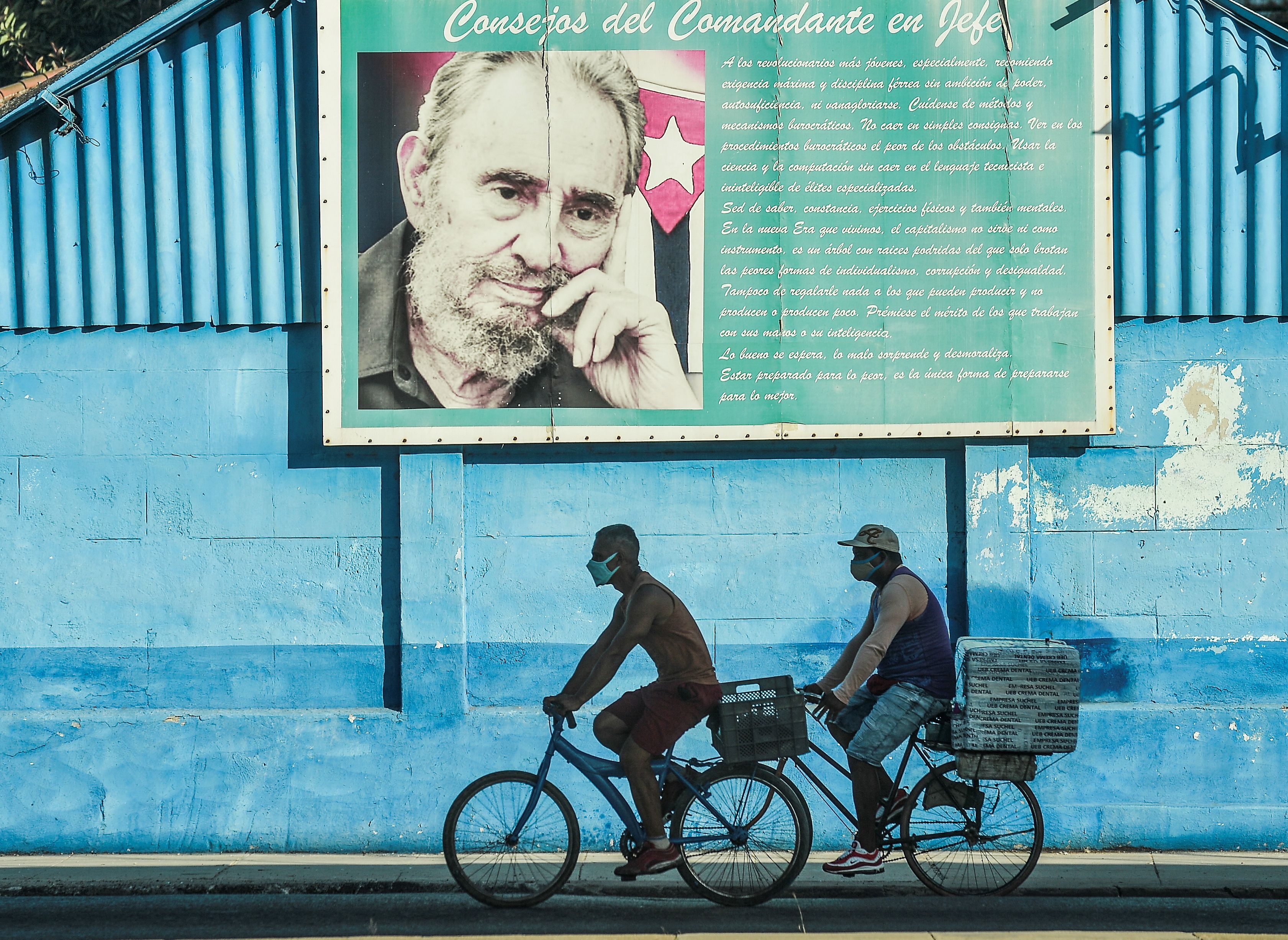 菲德尔卡斯特罗在建筑物前骑自行车：卡斯特罗六十年来第一次不再领导该岛政府（法新社通过盖蒂图片社）