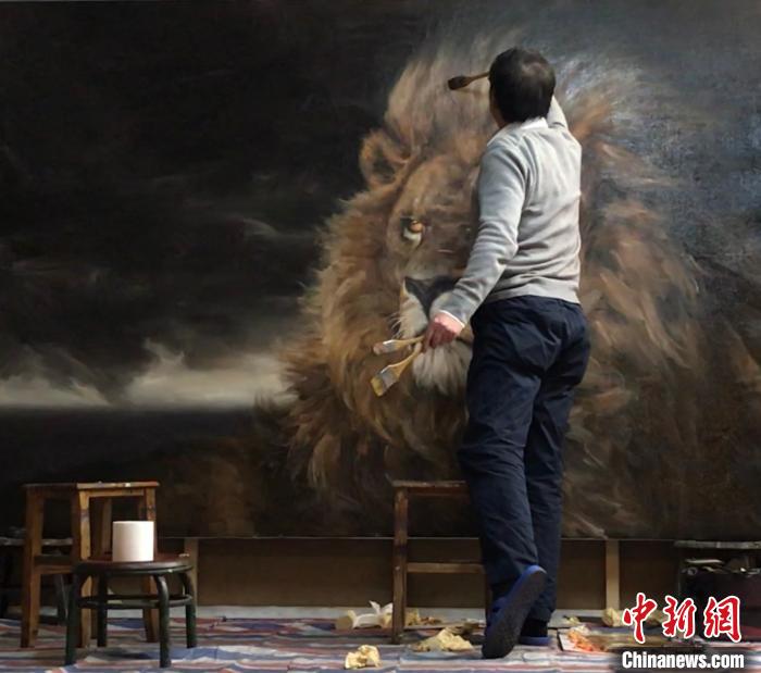 以油画“醒狮”献礼广东画院副院长冯少协吁文艺新阶段
