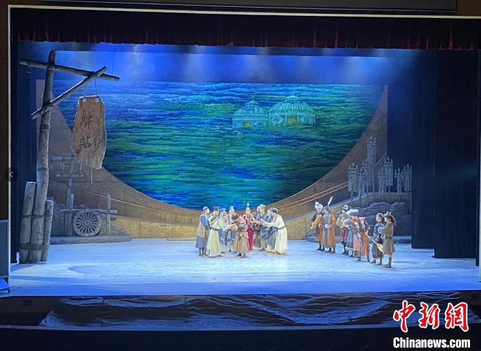图为舞剧《驼道》在北京天桥艺术中心演出现场。　张玮 摄