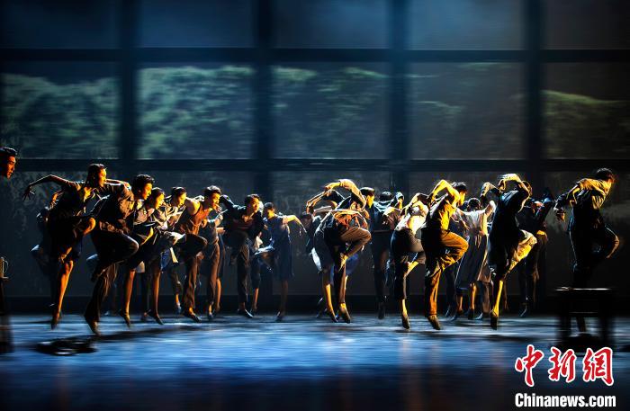 《到那时》中的群舞表演剧照。广州市文化广电旅游局 供图 　摄