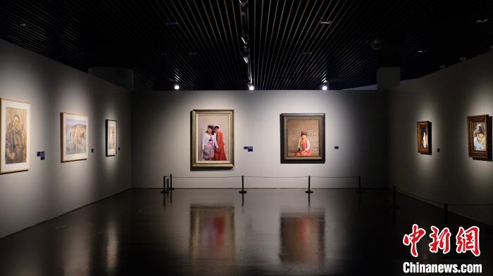 《踏歌行——少数民族题材美术作品展》。　王笈 摄