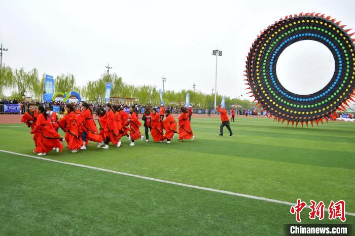 20日，2021咸阳渭河国际风筝节在咸阳湖五环运动公园开幕。陕西省体育局