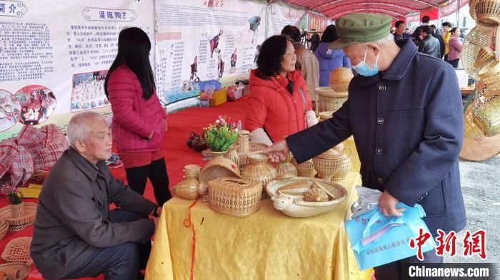 广西灌阳“二月八”农具节现场，游客挑选灌阳竹编制品。　蒋丰慧 摄