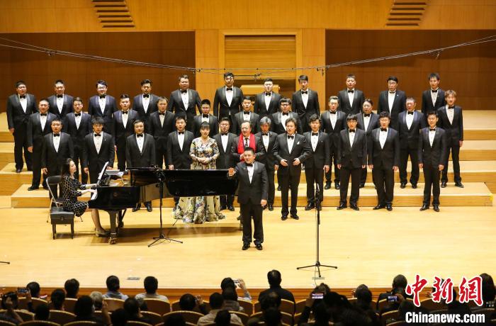 中国音协合唱联盟爱乐男声合唱团表演 中国对外文化集团供图
