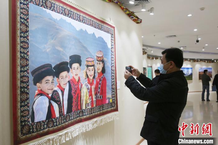 “天山放歌——新疆各族人民幸福生活” 主题摄影展在京举办 张双双 摄