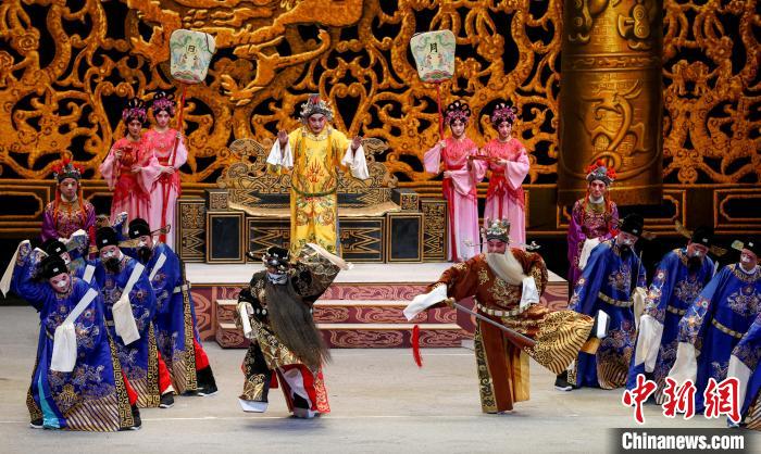 武汉汉剧院以经典汉剧《宇宙锋》拉开活动序幕 张畅 摄