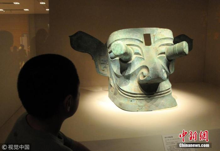三星堆文物中最具代表性的巨型纵目青铜面像。杜佳 摄 图片来源：视觉中国