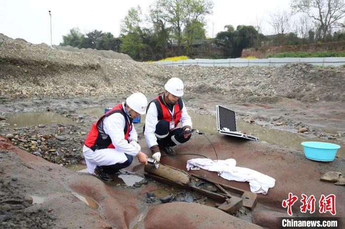 考古工作者在江口古战场遗址开展工作。(四川省文物考古研究院供图)