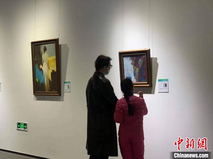 “2021年中俄油画艺术展”开幕。　刘锡菊 摄